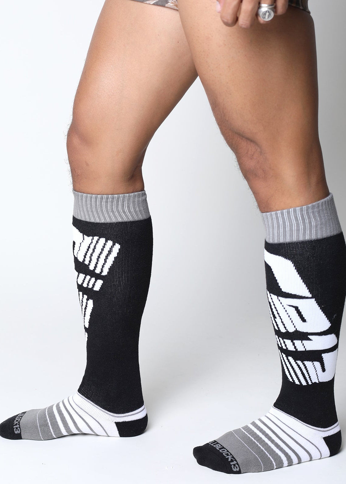 CELLBLOCK 13 Multipack Spodnie sportowe Tight End 2 cale Snap Up + skarpetki Velocity 2.0 Knee High Sock w kolorze szarym
