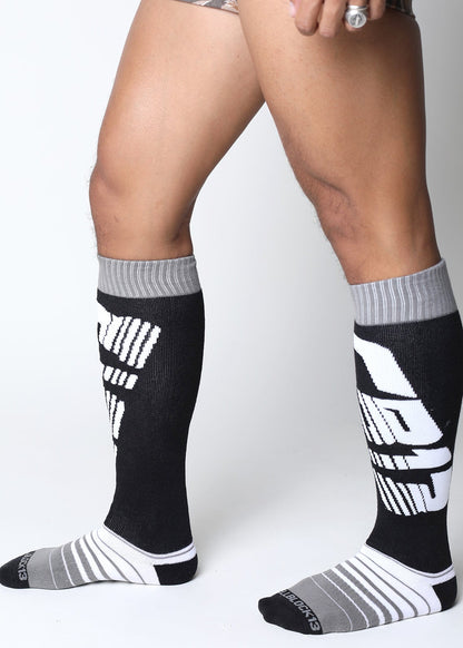CELLBLOCK 13 Confezione multipla di sospensorio Tight End da 2 pollici con chiusura a scatto + calze al ginocchio Velocity 2.0, grigie